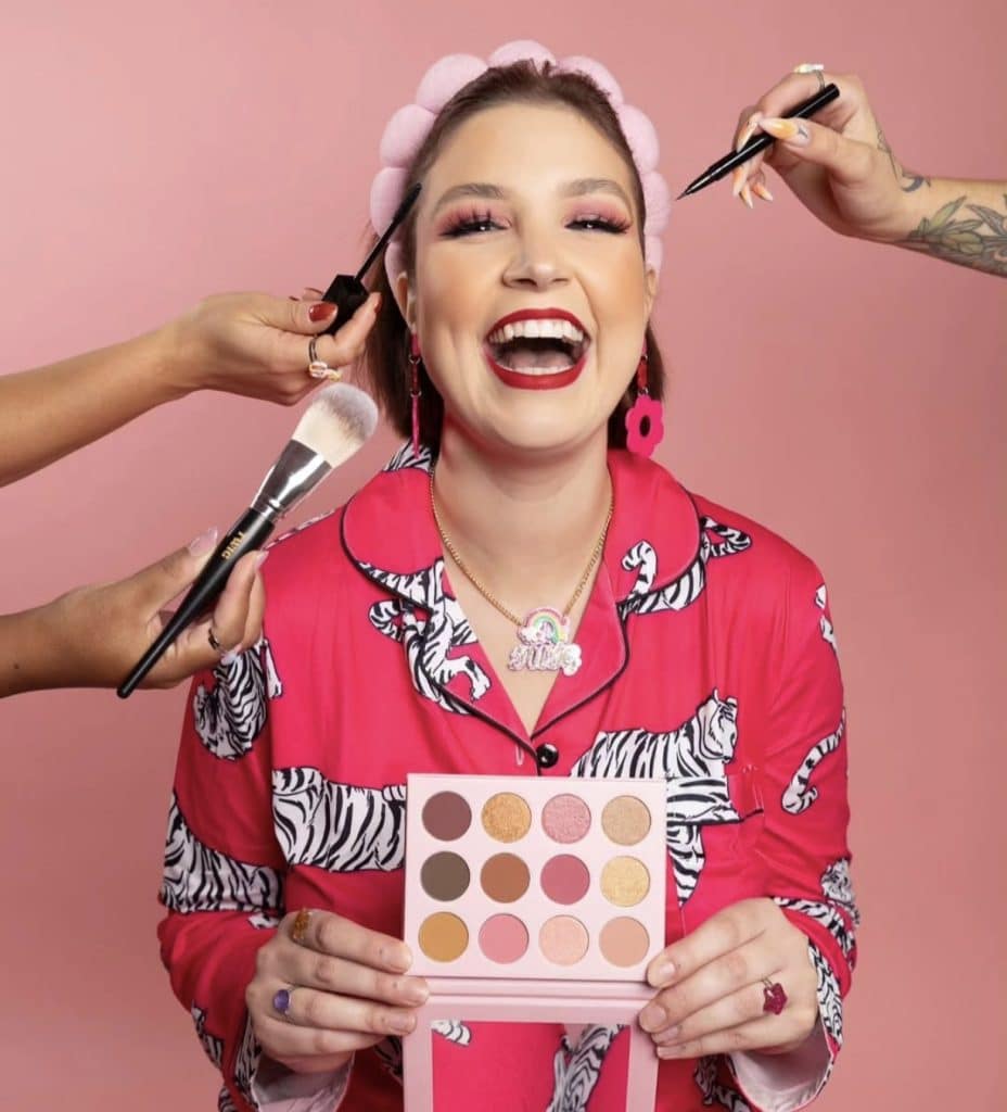 Chloé tenant une palette de maquillage Pretty Twig